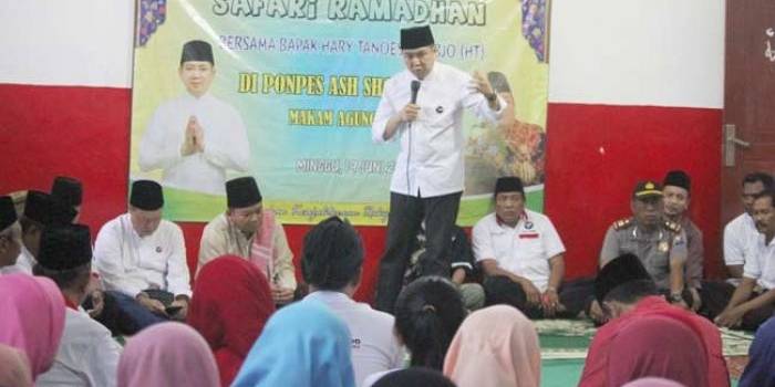 Ketua DPP Partai Perindo, Hary Tanoe, saat menceritakan pengalamannya menuju sukses kepada para santri Ash Shoamdiyah Tuban. foto: SUWANDI/ BANGSAONLINE