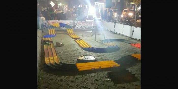 Suasana di sirkuit tamiya Jl. A. Yani Pacitan saat malam hari. foto: yuyun/ BANGSAONLINE
