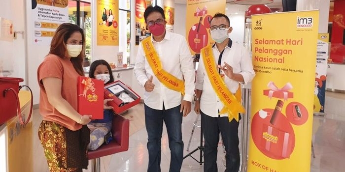 SVP-Head of Reg East Java & Bali Nusra, Soejanto Prasetya (dua dari kanan), didampingi AVP-Head of Retail Postpaid Reg.-EJBN, Yahya Pramana (kanan) saat menyerahkan apresiasi untuk pelanggan Indosat di Gerai Kayoon.