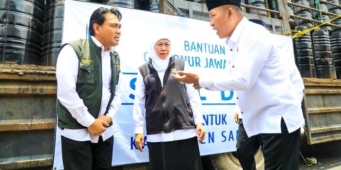pemprov-jatim-salurkan-ribuan-drum-aspal-untuk-perbaikan-jalan