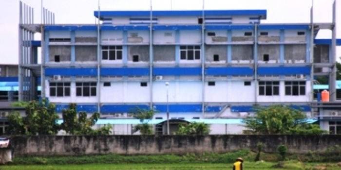 DIGELONTOR. RSUD type B di jalan Veteran Bojonegoro yang akan digelontor Rp 15 miliar untuk keperluan renovasi. (foto: eky nurhadi/BANGSAONLINE)