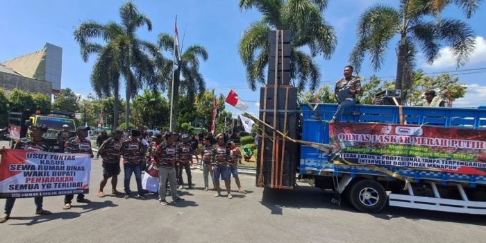 Massa Laskar Merah Putih Blitar mendatangi Kantor Kejari Kabupaten Blitar