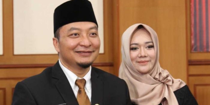 Bacabup Gresik Asluchul Alif (kiri) bersama istri dalam suatu acara. Foto: SYUHUD/ BANGSAONLINE