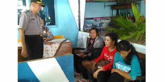 APES. Tiga pembantu asal Bojonegoro tampak sedih setelah kena gendam di Surabaya. Foto: eky nurhadi/BANGSAONLINE