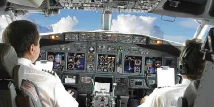 Pilot dan co pilot sedang berada di kokpit pesawat.