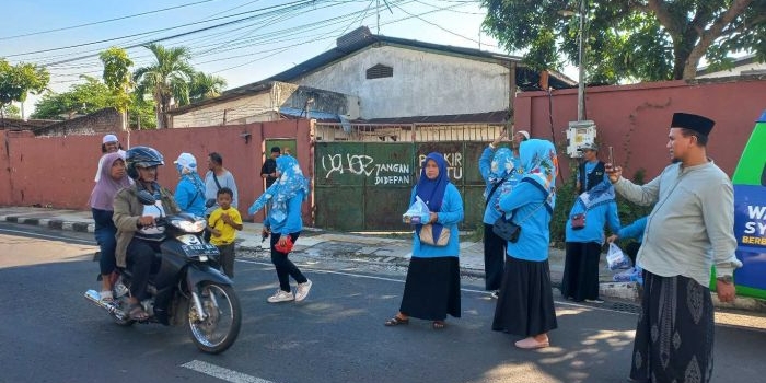 kolaborasi-dengan-warung-syd-pwi-mojokerto-raya-bagikan-ratusan-nasi-kotak-ke-warga-di-jalan