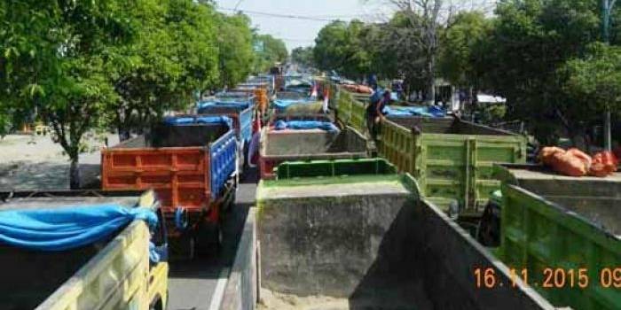 Ratusan dump truk milik penambang memenuhi jalan-jalan protokol Ngawi saat demo November lalu. foto: zainal abidin/ BANGSAONLINE