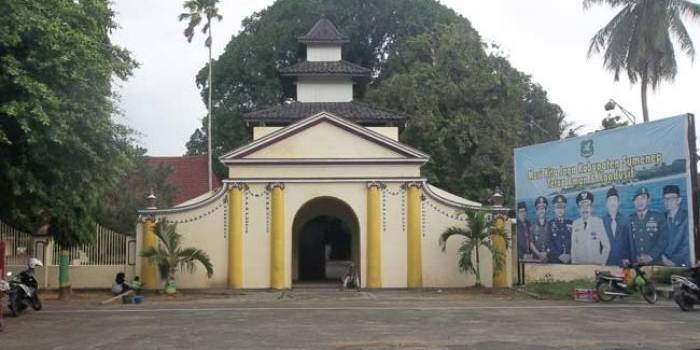 Labang Mesem sebagai pintu Museum Keraton Sumenep. foto: rahmatullah/ BANGSAONLINE
