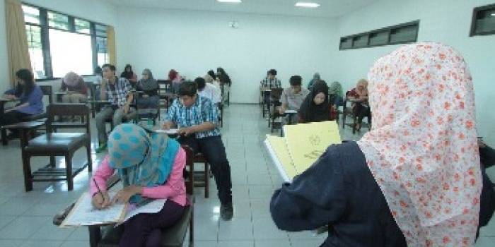 Calon mahasiswa FK UMM saat ujian tes masuk. foto: humas UMM