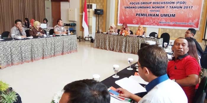 Acara FDG yang digelar KPU Kota Mojokerto bersama dengan jajaran Forkopimda dan pengurus partai di Hotel Raden Wijaya berlangsung gayeng. KPU mensosialisasikan pilkada satu putaran untuk legitimasi pilkada. Foto: YUDI EKO PURNOMO/BANGSAONLINE