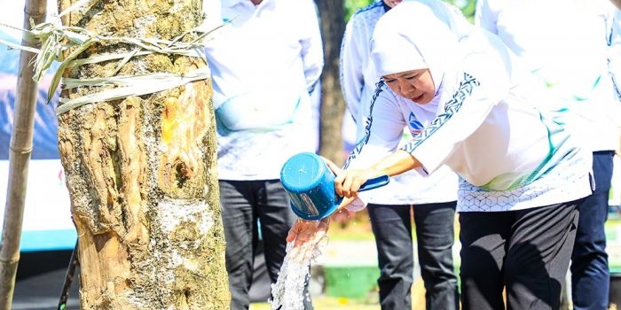 hari-lingkungan-hidup-sedunia-gubernur-khofifah-dan-1-125-warga-angkut-10-ton-sampah-di-surabaya