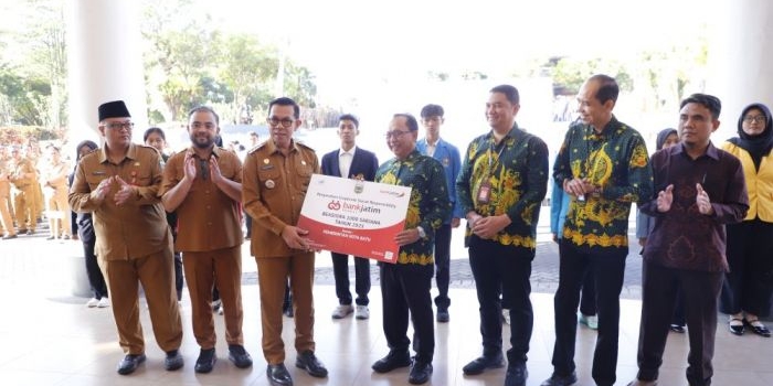 wali-kota-batu-nurochman-apresiasi-csr-bank-jatim-untuk-beasiswa-1000-sarjana