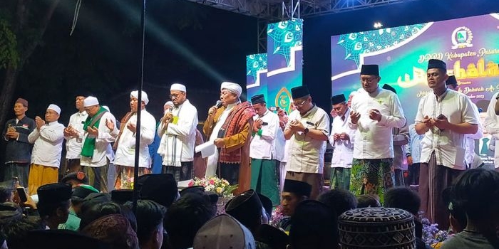 Ketua DPRD M. Sudiono Fauzan (dua dari kanan) dan Pj Bupati Andriyanto saat mengikuti sholawat nabi.