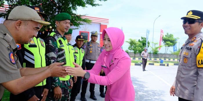 Kapolres Ngawi AKBP Dwi Sumrahadi Rakhmanto dan Ketua Bhayangkari Cabang Ngawi, Indah Dwi saat menyapa petugas yang berjaga di posyan