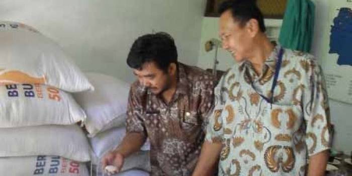 Bagian Kesra Gresik saat sidak beras miskin (raskin)