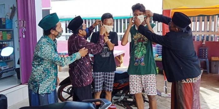 Pembagian masker oleh Penyuluh Agama Islam di Kecamatan Klampis.