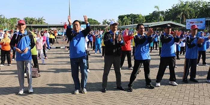 Wagub Jatim Saifullah Yusuf bersama Bupati-Wabup Sambari-Qosim saat ikuti senam lansia. foto: syuhud/ bangsaonline