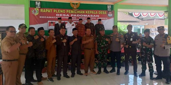 Bupati Jember, Hendy Siswanto, bersama rombongan saat melakukan road show ketika gelaran pilkades serentak.