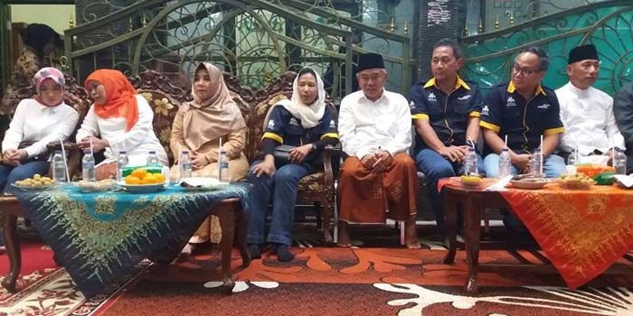 Menteri Rini Soemarno (no 4 dari kiri) saat berkunjung ke Pondok Pesantren Amanatul Ummah Jalan Siwalankerto Surabaya, Sabtu (15/9/2018). Tampak Dr KH Asep Saifuddin Chalim (nomor5) didampingi istrinya, Nyai Alif Falilah (no 3) dan Gubernur Jawa Timur terpilih Khofifah Indar Parawansa (no 2 dari kiri), Nicke Widyawati (paling kiri), Arum Sabil (paling kanan).