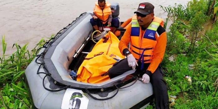 Proses evakuasi jenazah korban perahu penyeberangan yang tenggelam di Sungai Brantas.