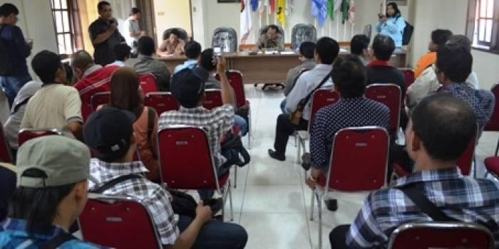 ?

Forum PPK se-Surabaya saat berada di Kantor KPU. Foto:diday rosady/BANGSAONLINE