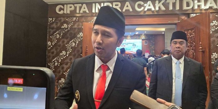 Wagub Jatim Emil Dardak memberikan keterangan kepada wartawan usai menghadiri serah terima jabatan Bupati Bangkalan.