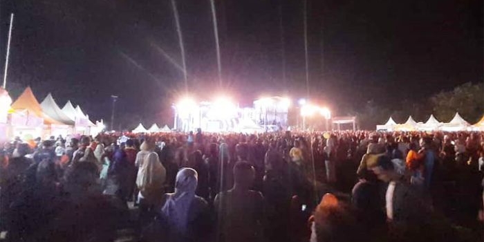 Penonton berdesakan melihat konser yang digelar di Alun-alun Ngawi, Sabtu (28/9) kemarin.