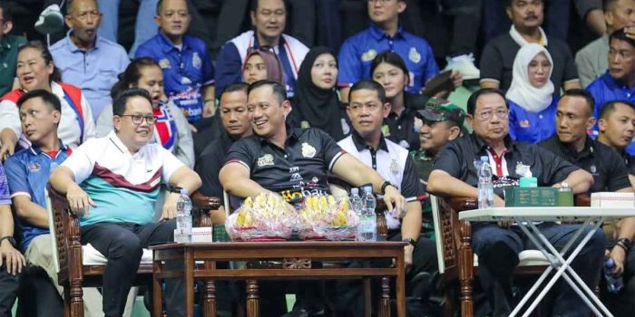 Pj Gubernur Jatim saat menyaksikan final four Proliga 2024 besama SBY dan AHY di GBT.