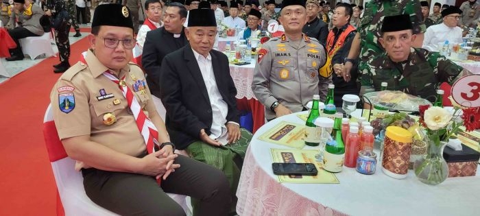 DARI KIRI: Pj Gubernur Jatim Adhi Karyono, Prof Dr KH Asep Saifuddin Chalim, Kapolda Jatim Irjen Pol Imam Sugianto, dan Pangdam V/Brawijaya Jawa Timur Mayjen TNI Rudy Saladin, M.A acara silaturahim dan doa bersama  dengan Kapolri Jenderal Listyo Sigit Prabowo dan Panglima TNI Jenderal Agus Subiyanto di Markas Kepolisian Daerah (Mapolda) Jawa Timur Jalan Ahmad Yani 116 Surabaya, Selasa (19/11/2024). Foto: MMA/bangsaonline