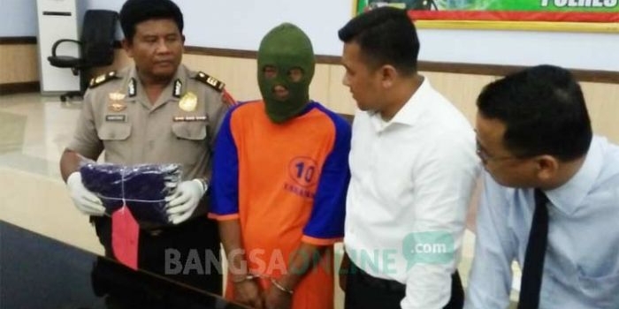 Kasatreskrim Polres Jombang menunjukan pelaku KDRT. foto: RONY S/ BANGSAONLINE