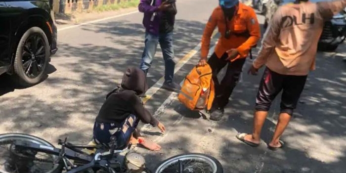 Adu banteng yang terjadi Jalan Ngagel, Wonokromo, Surabaya. Satu pengendara motor meninggal dunia di lokasi kejadian. Foto: Ist.