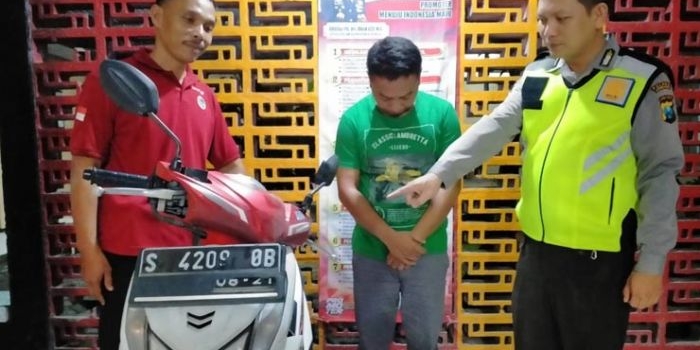 Polisi gadungan saat diamankan polisi beneran beserta barang buktinya.