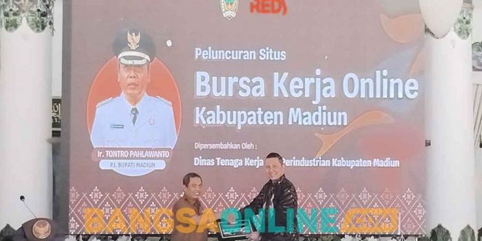 Penyerahan cendera mata oleh Pemkab Madiun kepada PT Redy. Foto: HENDRO SUHARTONO/BANGSAONLINE