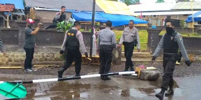 Padepokan Dimas Kanjeng Taat Pribadi saat dibongkar petugas setelah pimpinannya ditangkap.