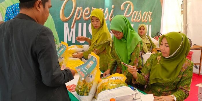 Operasi Pasar Hidmah Satu Abad NU dengan menjual beras murah kolaborasi antara Muslimat NU dengan PT Jatim Graha Utama.