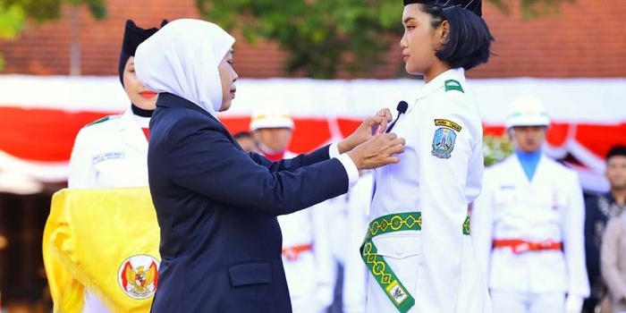 gubernur-khofifah-kukuhkan-76-anggota-paskibraka-jatim-ini-tugas-mulia-laksanakan-dengan-baik