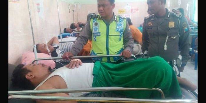 BIAR TAK KABUR: Sopir Elf saat diperiksa petugas. Tampak tangan kanannya yang diborgol dibungkus sarung. foto: eky nurhadi/ BANGSAONLINE