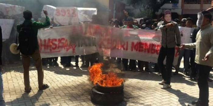 Aksi ratusan mahasiswa STAIN saat menggelar aksi unjuk rasa di halaman kampus. foto: arif kurniawan/BANGSAONLINE