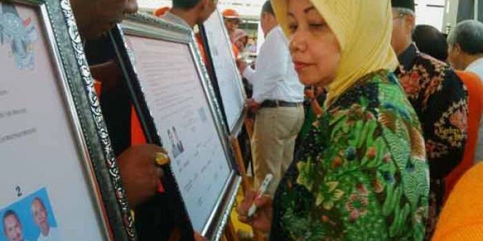 Calon Bupati Kediri Haryanti Sutrisno saat menandatangani deklarasi damai di halaman kantor KPUD Kabupaten Kediri. (arif kurniawan/BANGSAONLINE)