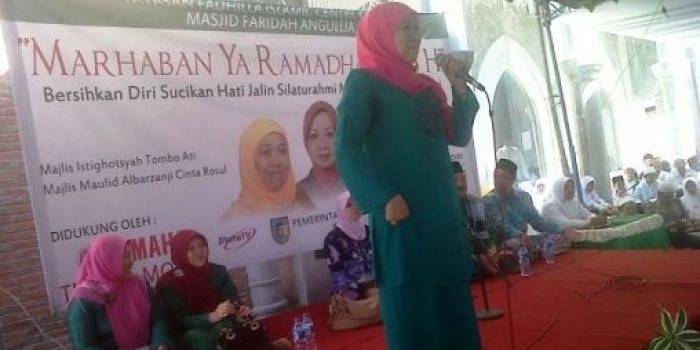 Khofifah Indar Parawansa saat memberi sambutan dihadapan ribuan muslimat di Yayasan Masjid Islamic Centre di Dusun Selotopeng Desa Banyakan Kecamatan Banyakan Kabupaten Kediri, Sabtu (7/6).