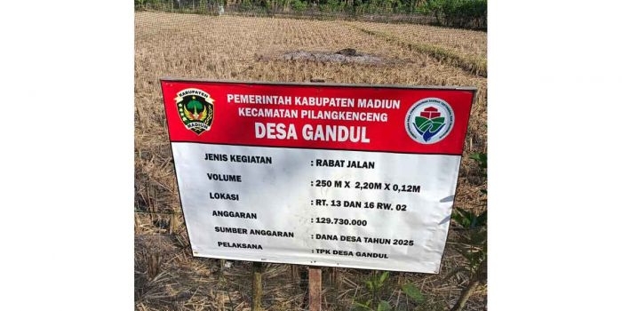 pemdes-gandul-madiun-bangun-rabat-beton-warga-nikmati-jalan-mulus-saat-musim-hujan