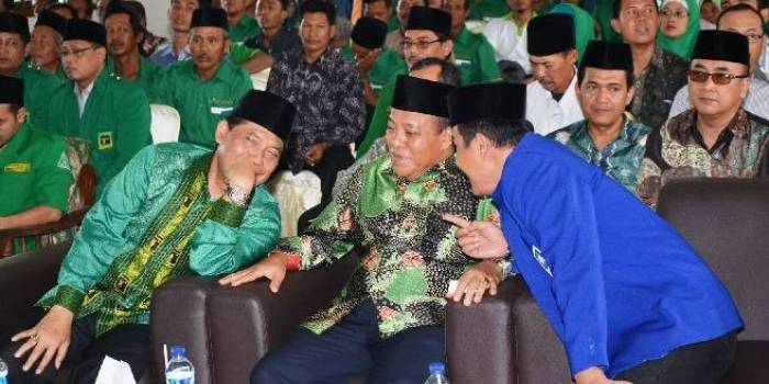 Bupati Lamongan, Fadeli (tengah), saat menghadiri harlah PPP. foto: Haris/BangsaOnline