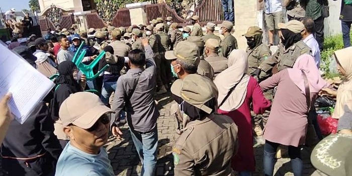 ricuh-pembongkaran-pagar-mutiara-regency-sidoarjo