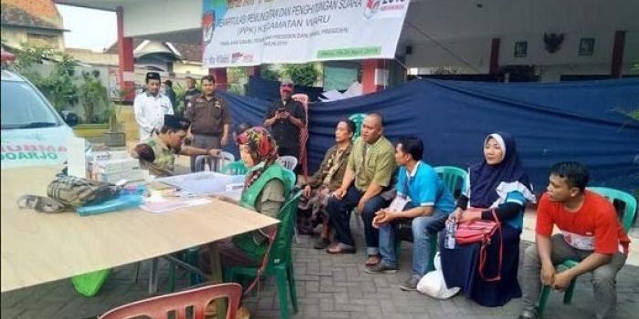PERIKSA: Pelayanan kesehatan gratis bagi penyelenggara Pemilu, di Balai Desa Kureksari, Waru, Jumat (26/4) sore. foto: ist
