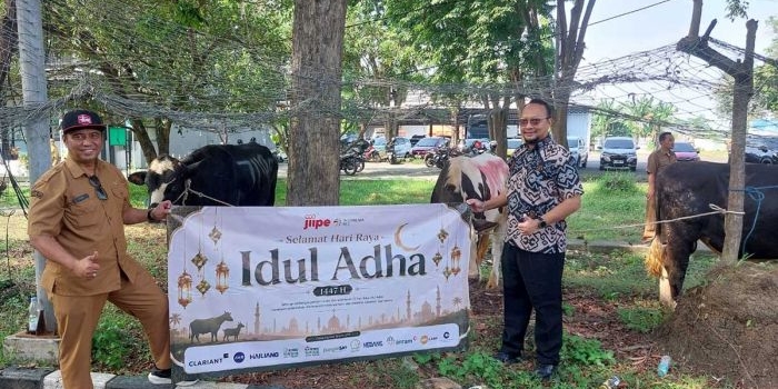 Manager Community Development PT BKMS, Yudi Darjanto (kanan), saat menyerahkan hewan kurban ke Pemkab Gresik. Foto: Ist
