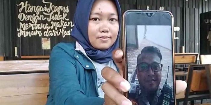 Perempuan di Surabaya saat menunjukkan oknum polisi yang menipunya.