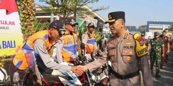 Kapolres Sidoarjo Kombespol  Christian C Tobing saat mengecek kesiapan unit kendaraan operasional Kepolisian usai apel Operasi Patuh Semeru 2024