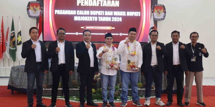 Calon Bupati dan Wakil Bupati Mojokerto, Dr Muhammad Albarraa (Gus Barra) dan dr Muhammad Rizal Octavian yang disingkat Mubarok saat mendaftar di kantor Komisi Pemilihan Umum (KPU) Mojokerto, Rabu (28/8/2024). Foto: bangsaonline