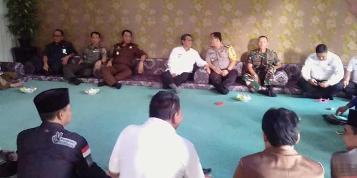 Rombongan Pj Bupati Bangkalan bersama Forkopimda saat silaturrahim ke rumah cabup paslon nomor urut 2.