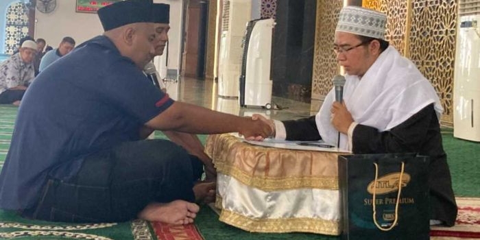 Jefta Leonardo Lavandian saat mengucapkan ikrar syahadat yang dituntun oleh Imam Besar Masjid Al-Akbar Surabaya, Dr Ahmad Nasih Hidayatullh. Foto: Mohammad Sulthon Neagara/bangsaonline